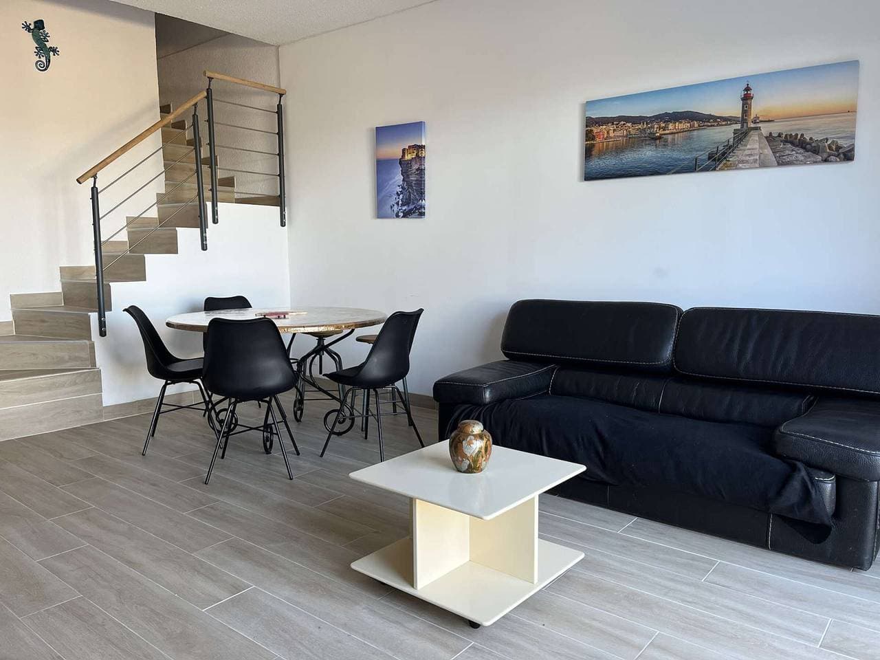 Duplex climatisé en bord de mer avec terrasse, jardin et parking, à 20m de la plage et commerces à p... 1