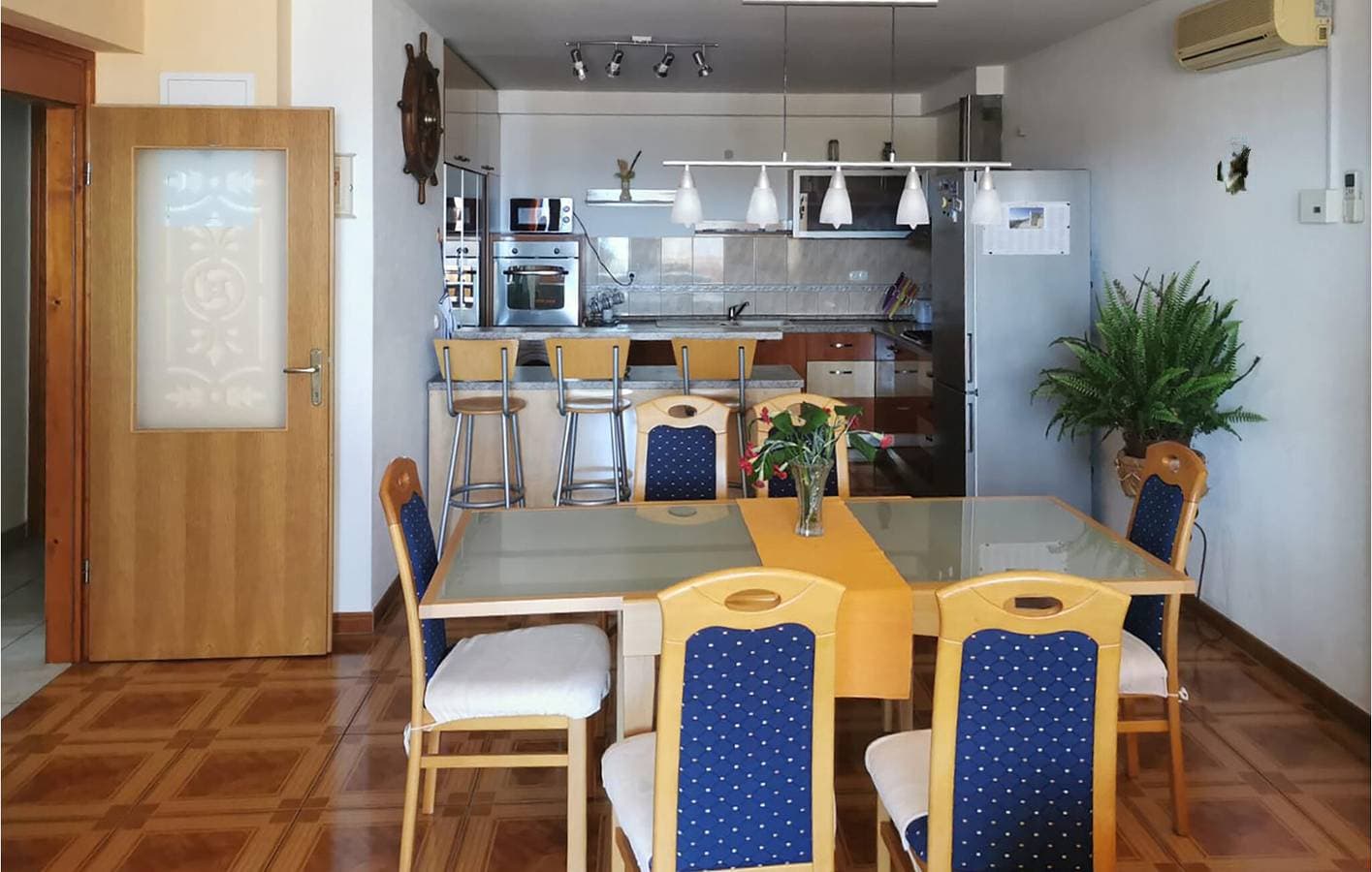Foto 11 von 21: Charmante Unterkunft, 2 km vom Strand entfernt: 90 m² große Wohnung mit Pool und Terrasse