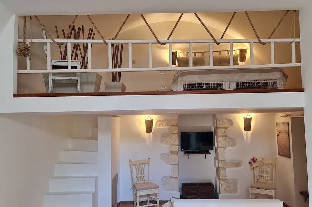 Mattinata, ancient renovated first floor in the historic center 1