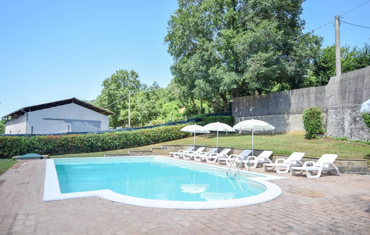 Foto 10 von 22: Charmante 230 m² große Wohnung mit Pool, Garten und Parkplatz