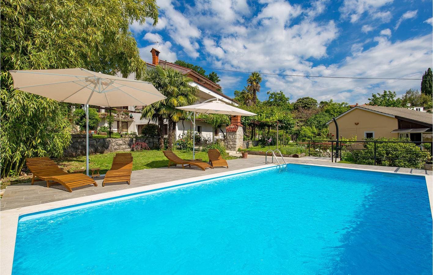 Foto 12 von 39: Gemütliche Ferienwohnung mit Meerblick, Pool und Terrasse in der Nähe eines haustierfreundlichen Strandes