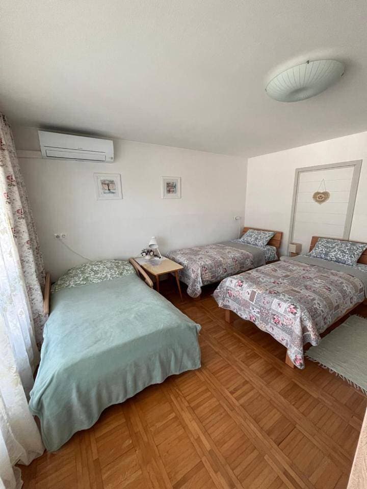 Foto 7 von 16: Twin Room with Private Bathroom