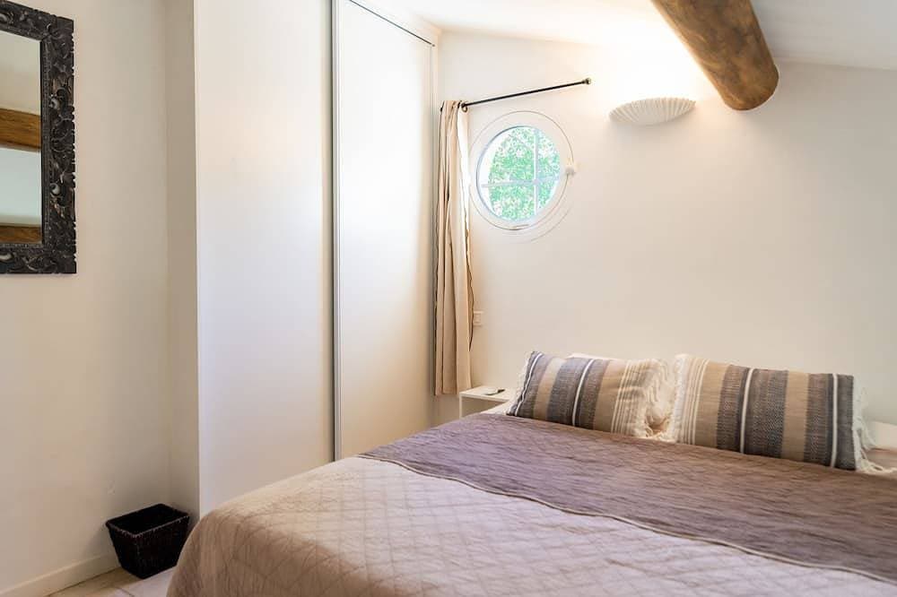 Foto 2 von 30: Cosy cottage near Roussillion, air-conditioned, 14m heated pool,  large grounds.