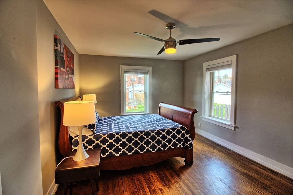 Foto 11 von 18: Elegant Minimalist Gem w/ Private backyard, W/D