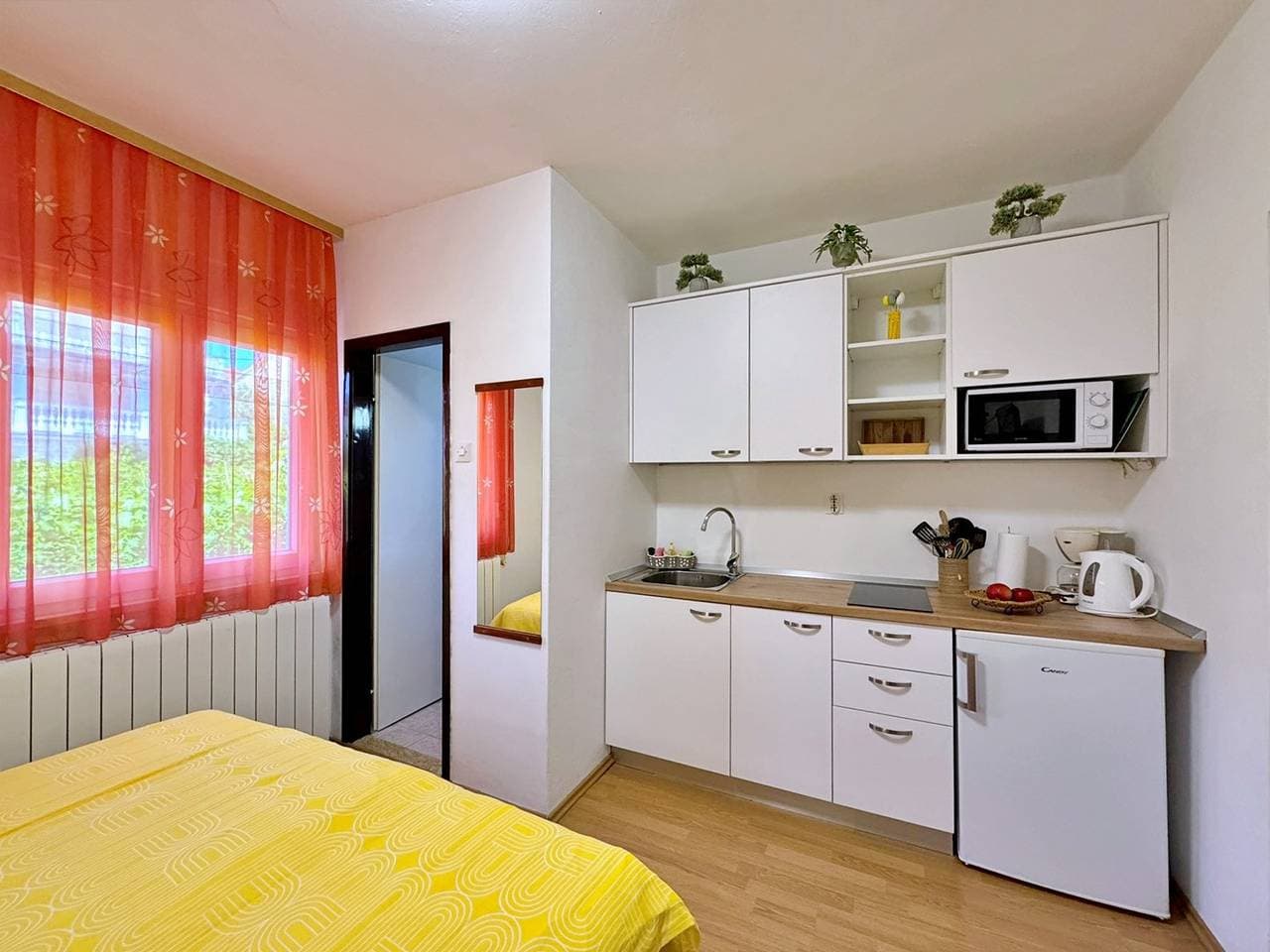 Foto 10 von 29: Studio-Apartment Andjelka - mit Meerblick, ruhige Lage, Küche, Klimaanlage, Grill
