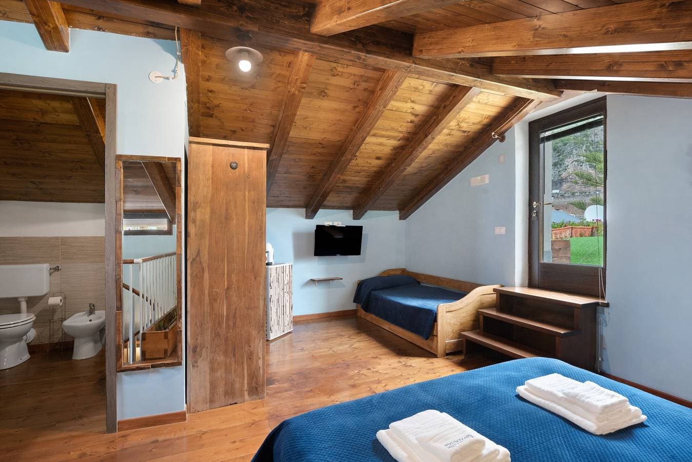 Foto 12 von 38: Zimmer 'Matrimoniale Mansardata' mit gemeinsamer Terrasse, Wi-Fi und Klimaanlage