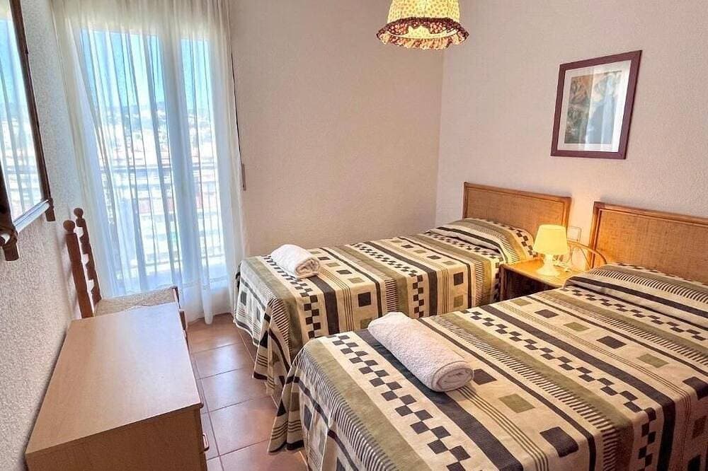 Foto 6 von 26: Geräumiges 3-Zimmer-Apartment direkt am Strand. Rodes-71