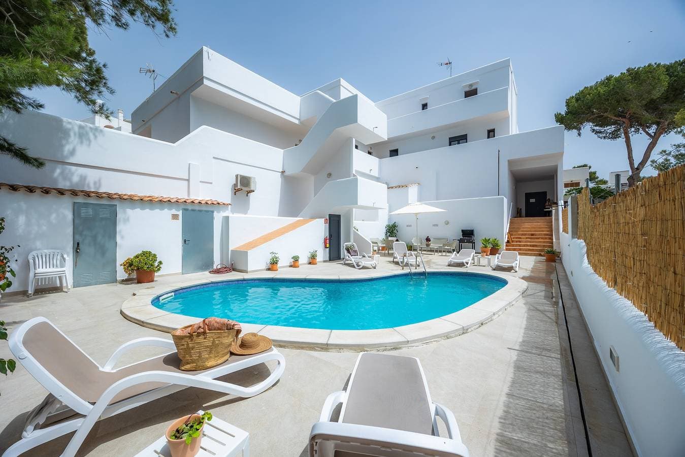 Foto 2 von 28: Ferienwohnung 'White Suites 3' mit Gemeinschaftspool, WLAN und Klimaanlage