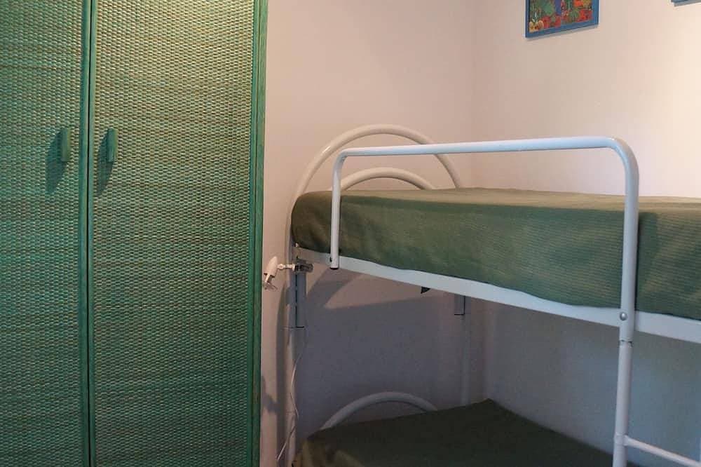 Foto 4 von 25: Schöne Wohnung in einer Villa, Privatstrand mit Sonnenschirmen und Liegen