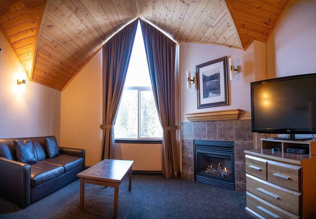 Foto 4 von 16: Bright & Open Loft King Suite with Mountain Views