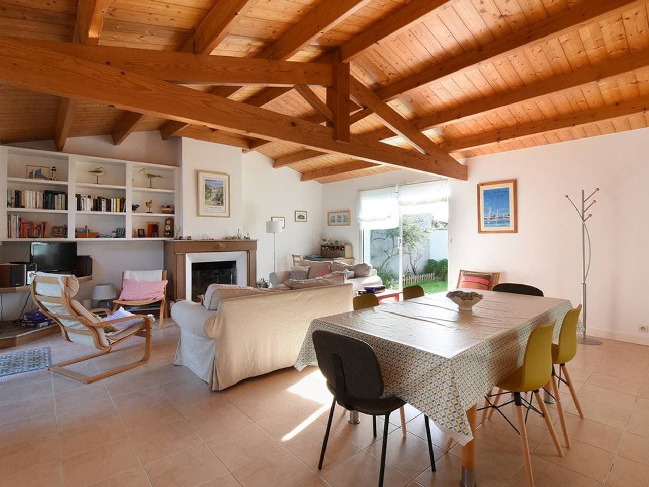 Foto 8 von 17: Charmante Maison avec Terrasse Ombragée, Proche Port, Wi-Fi Gratis, Cheminée, Stationnement à Proximité