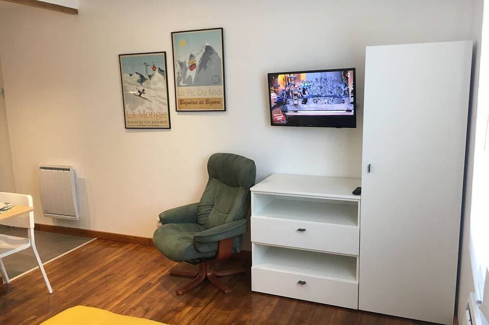 Foto 7 von 10: Downtown studio*** with outdoor parking and private, secure bike storage.