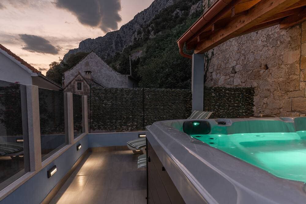 Stone house Dario with Finnish sauna and an outdoor hot tub 1
