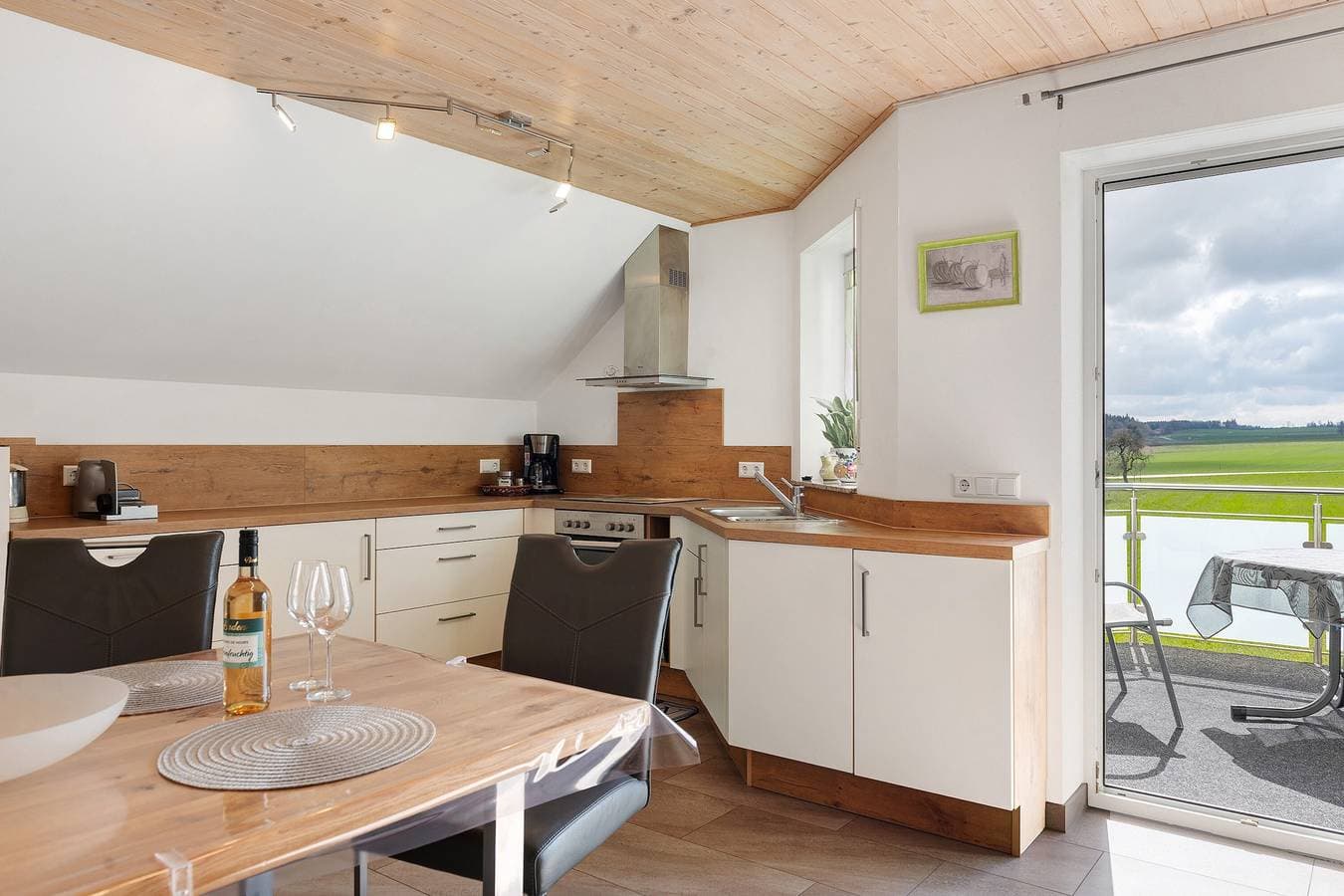 Foto 4 von 25: Gemütliche Ferienwohnung im Dachgeschoss "Vogelsang" mit Bergblick, WLAN & Balkon