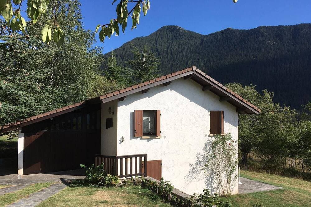 Chalet on the edge of the Mercantour Park in Saint-Dalmas de Valdeblore. 1