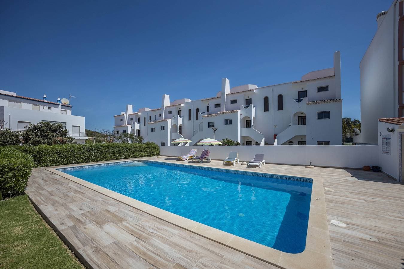 Foto 3 von 31: Ferienwohnung Villas Brites nº4 mit gemeinschaftlich genutztem Pool, garten, Balkon und WLAN