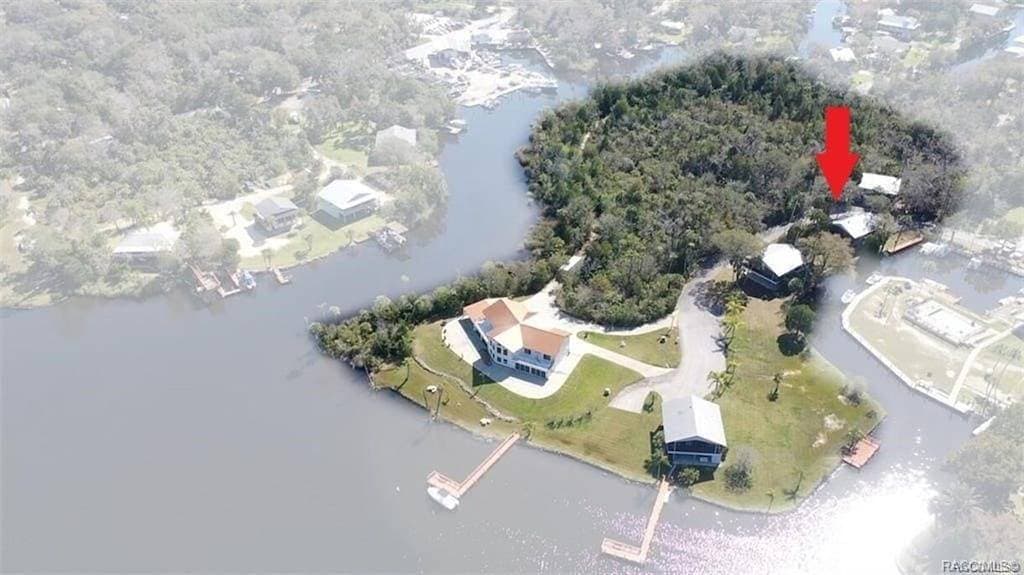 Foto 6 von 23: Manatee Manor. Waterfront, dock, stilted home. Renovated June '23.