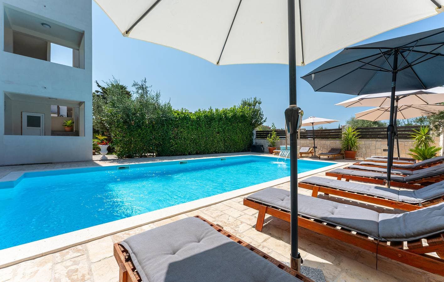 Foto 7 von 25: Reizende Ferienwohnung mit Pool und Terrasse, 1,5 km vom Strand Pod Vruljom entfernt