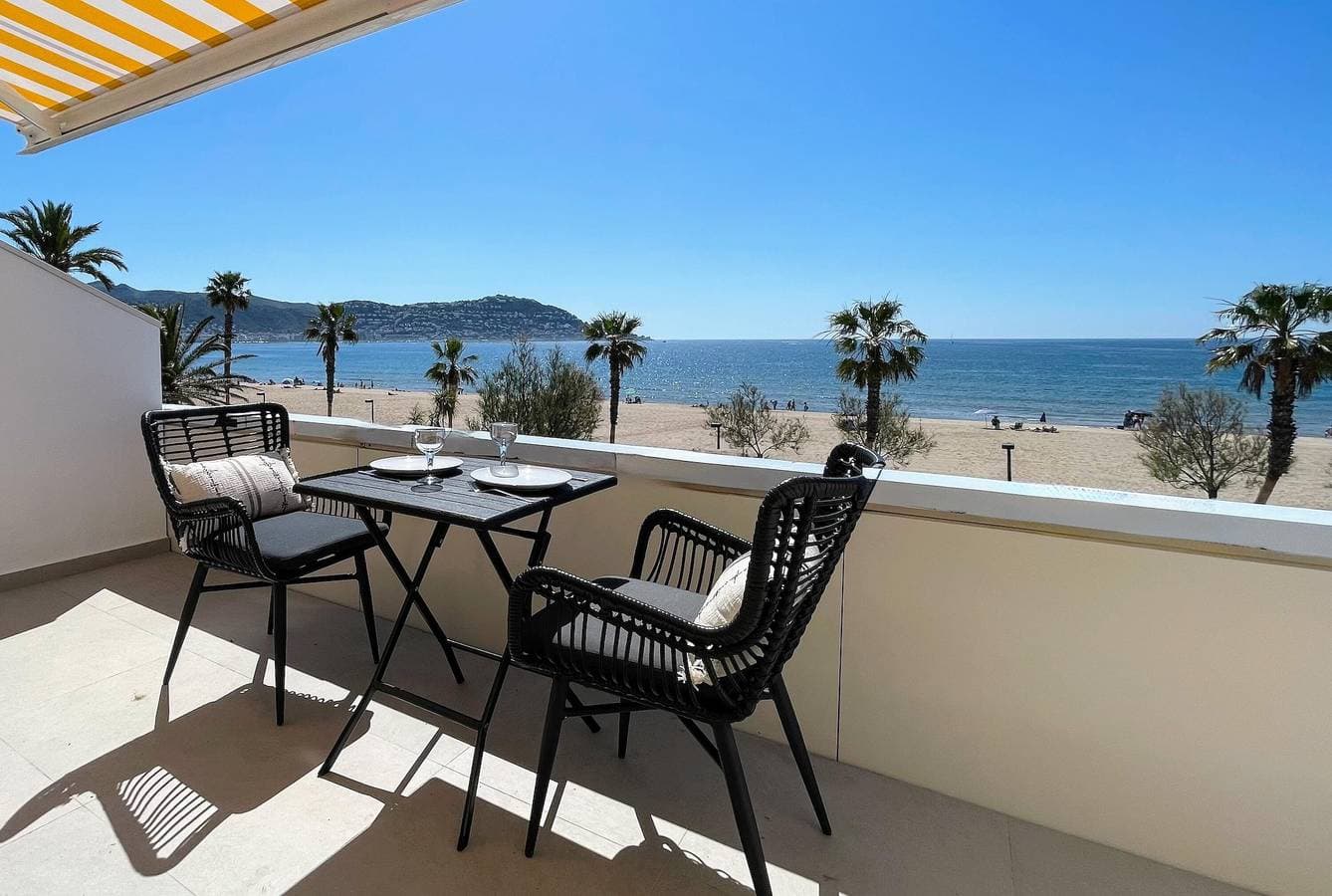 Foto 7 von 50: Charmante Wohnung zur Miete in Roses, Costa Brava! 0 Meter vom Strand entfernt. Genießen Sie den Gemeinschaftspool und den Meerblick.