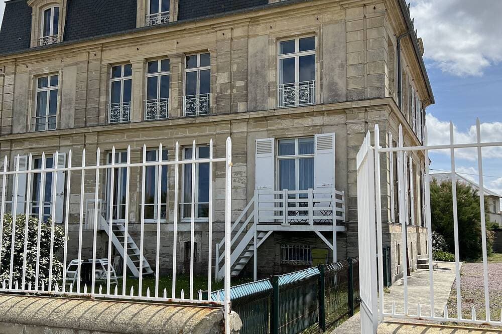 Foto 8 von 30: Waterfront Studio at Gold Beach, Sea View, Private Parking
