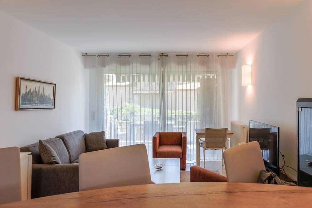 Foto 5 von 16: Antibes: Hervorragendes klimatisiertes T2, 200 m von den Stränden entfernt. Zimmer mit Terrasse, geschlossener Park