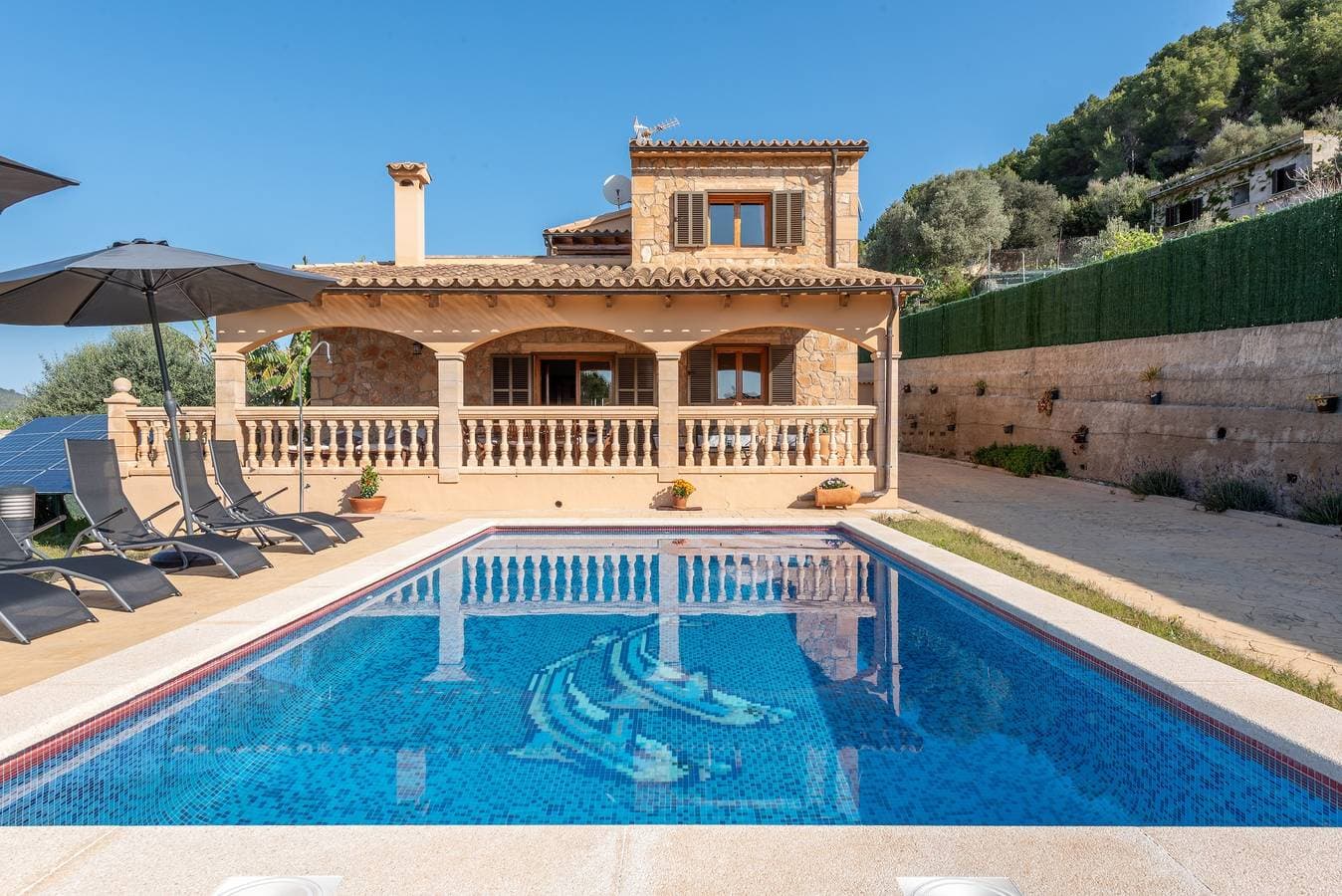 Foto 2 von 27: Gemütliches Ferienhaus "Solluna" mit WLAN, Pool, Terrasse und Garten mit Blick auf die Berge