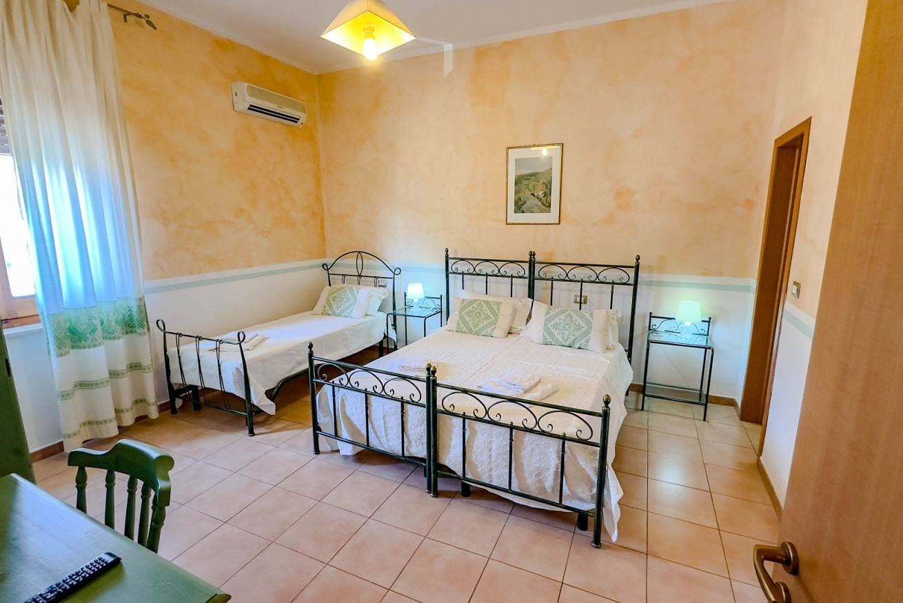 Foto 2 von 12: Su Recreu 'E Mare 204- Dreibettzimmer