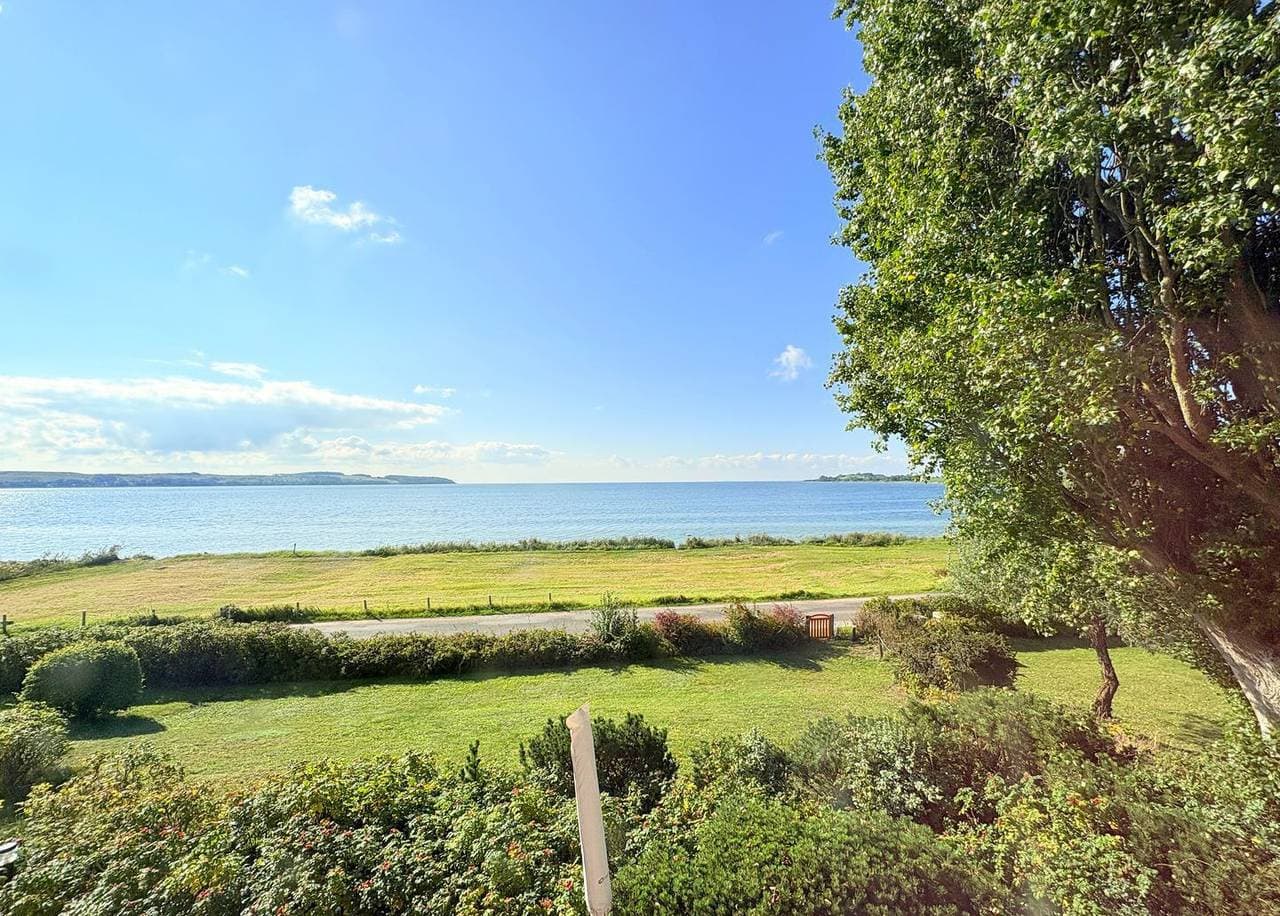 Foto 9 von 25: Ferienwohnung Drachen: Reetgedecktes Strandhaus mit eigenem Strand und Meerblick
