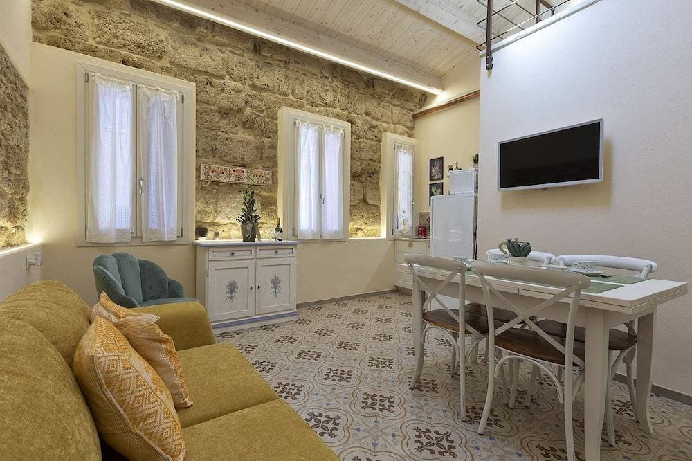 The Theater Suite: Comfort, Position and lots of Light 1