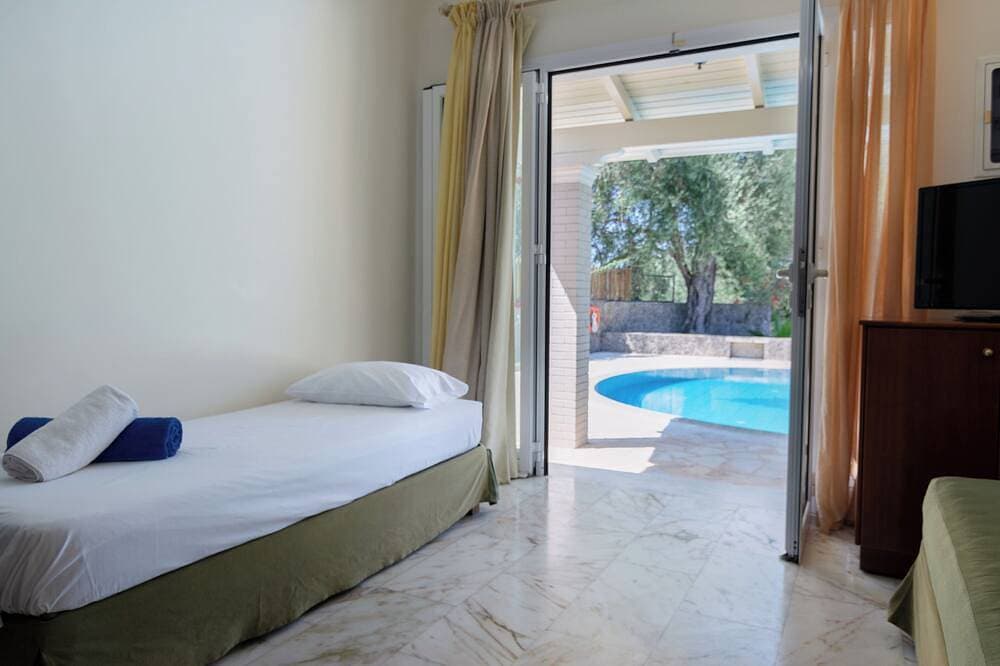 Foto 2 von 25: Private Pool Villa Aleca in Dassia Corfu