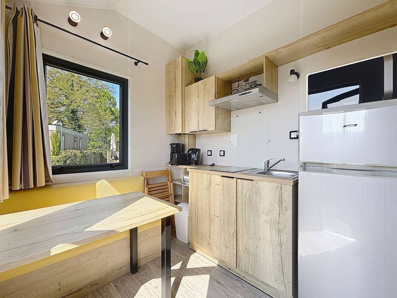 Foto 3 von 16: Holz-Tiny House mit Terrasse, Pool, WLAN, Haustiere erlaubt, Parkplatz - 200m vom Strand
