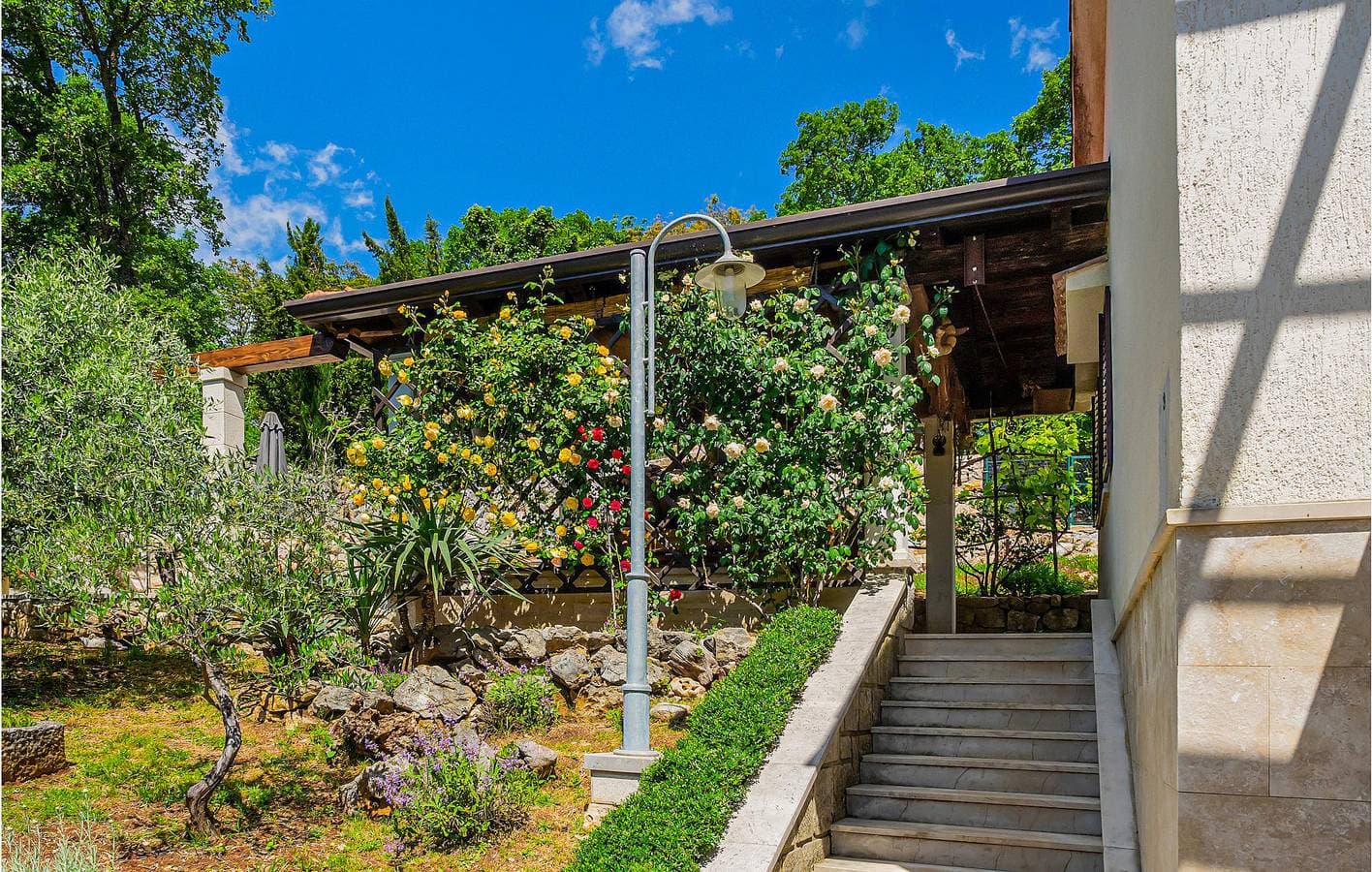 Foto 4 von 37: Gemütliche Ferienwohnung mit Pool, Terrasse und WLAN – nur 300 m von der Küste entfernt!