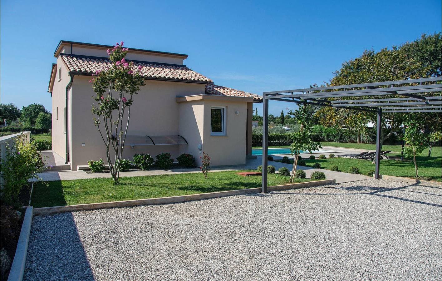 Foto 4 von 39: Gemütlich, nur 1 km vom Strand entfernt: WLAN, Pool, Parkplätze und Waschmaschine – bereit für Ihren Kurzurlaub!