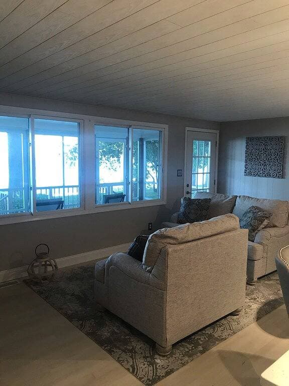 Foto 3 von 20: Lakefront Paradise  - Sleeps 6 - Only $400/Night