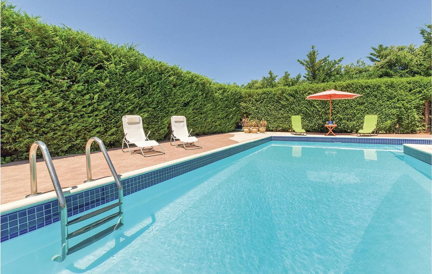 Foto 5 von 25: Rückzugsort am Pool mit Terrasse: 400m zum Strand