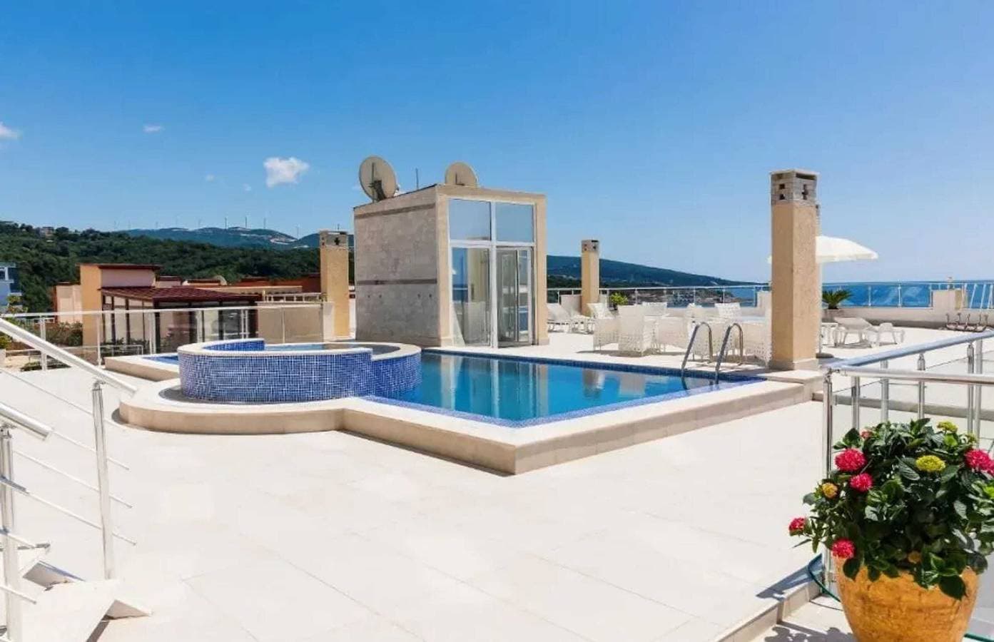 Foto 3 von 56: Moderne Wohnung mit Meerblick in Dobra Voda, 95 m², Pool