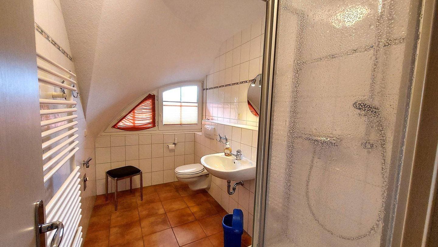 Foto 9 von 21: Ferienwohnung Uhlenhuus: Reetdachromantik mit Gartenterrasse & Carport