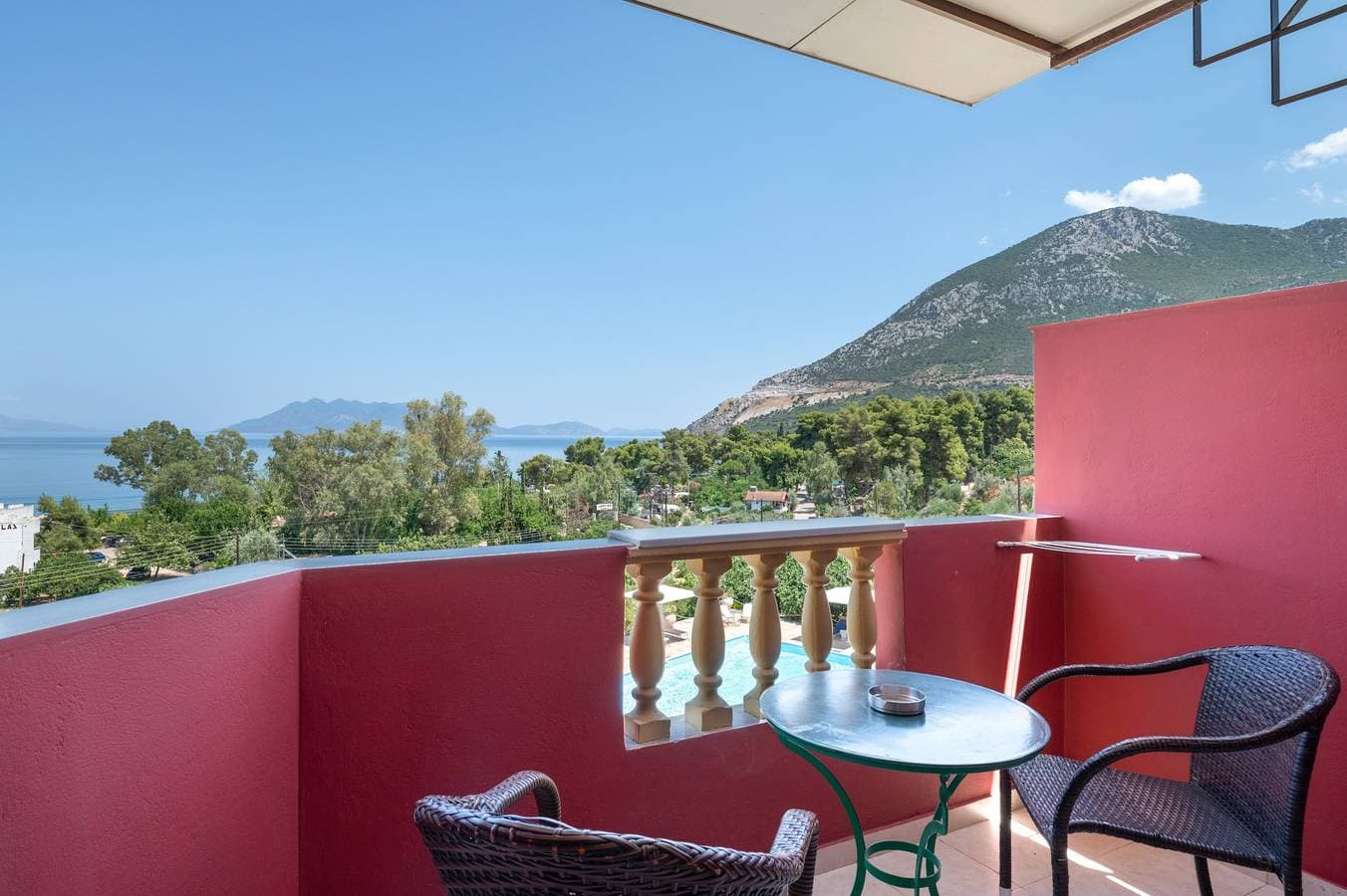Foto 3 von 21: Klassisches Doppelzimmer im Hotel Aristotelis mit Meerblick und Balkon