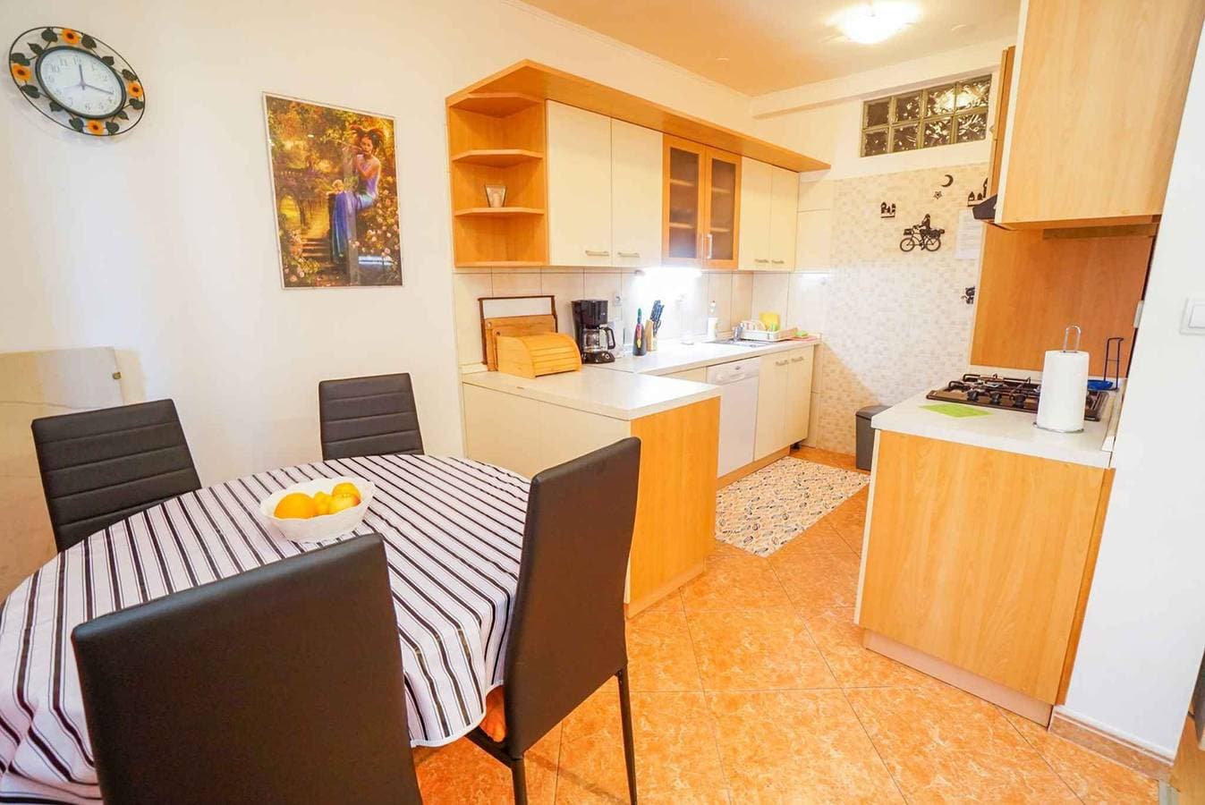 Foto 12 von 25: Ferienwohnung mit gemütlicher Loggia und Klimaanlage
