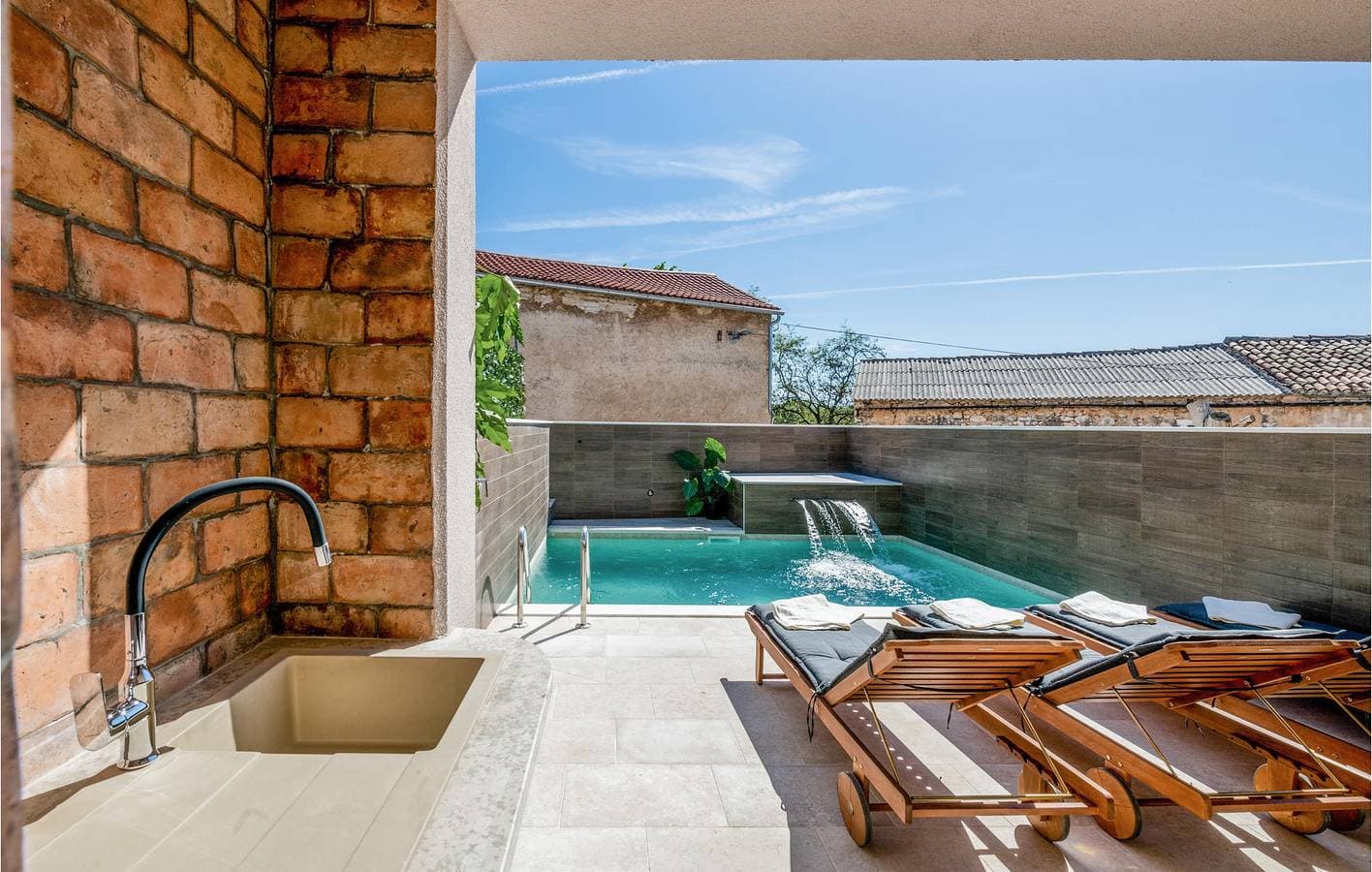 Foto 9 von 33: Charmante 2-Zimmer-Wohnung mit Pool und Terrasse in der Nähe des Stadtzentrums von Koromani