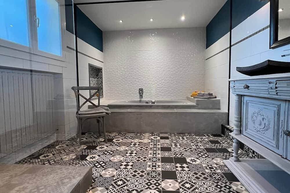 Foto 9 von 16: Private Apartment in a Villa with a Pool