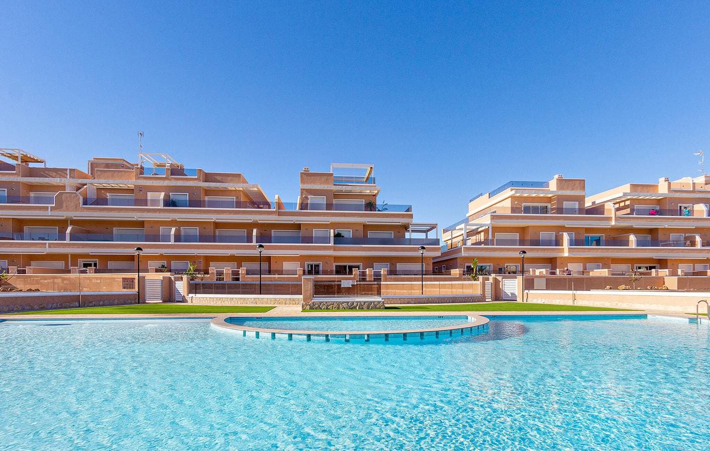 Foto 3 von 24: Appartement am Strand mit Parkplatz, Pool, Terrasse und Internet
