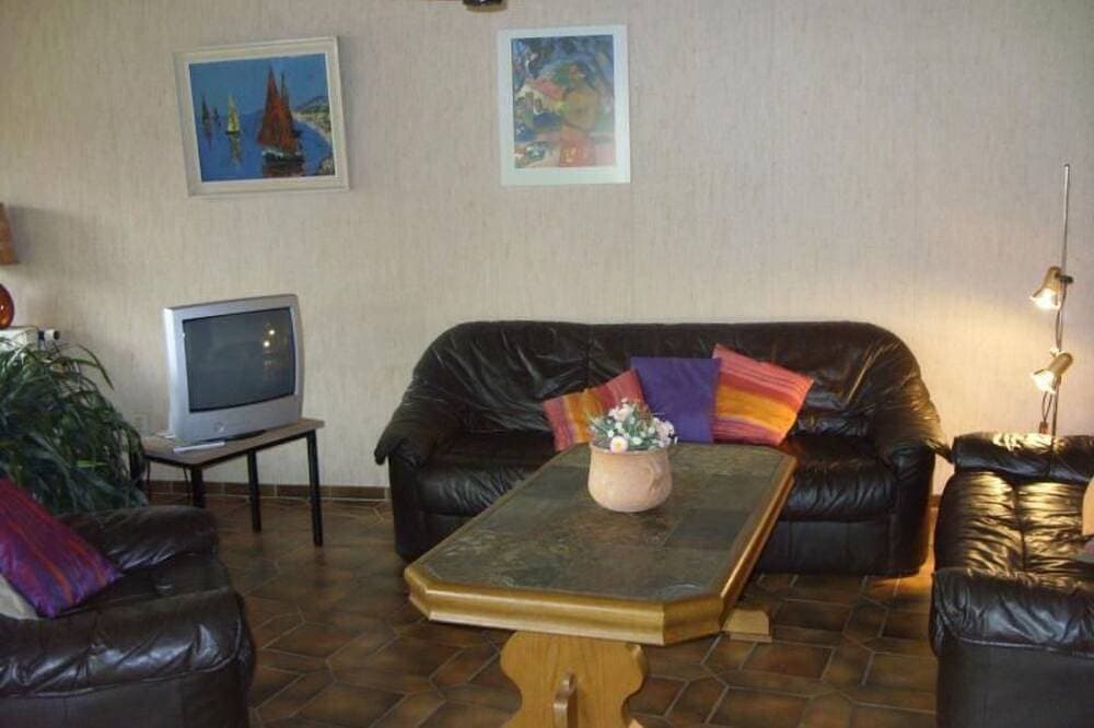 Foto 5 von 13: Mit Terrasse und Parkplatz