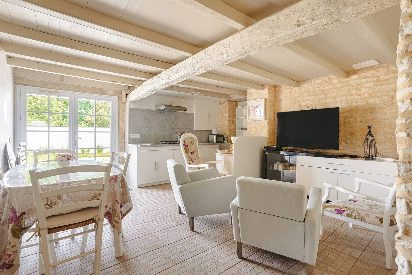 Foto 2 von 21: Ferienhaus 'Gîte Romantique De Type Charentais' mit gemeinsamer Terrasse, WLAN & Klimaanlage