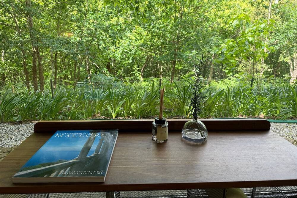 Foto 13 von 27: Suite Camélia mit Gemeinschaftspool und privatem Garten