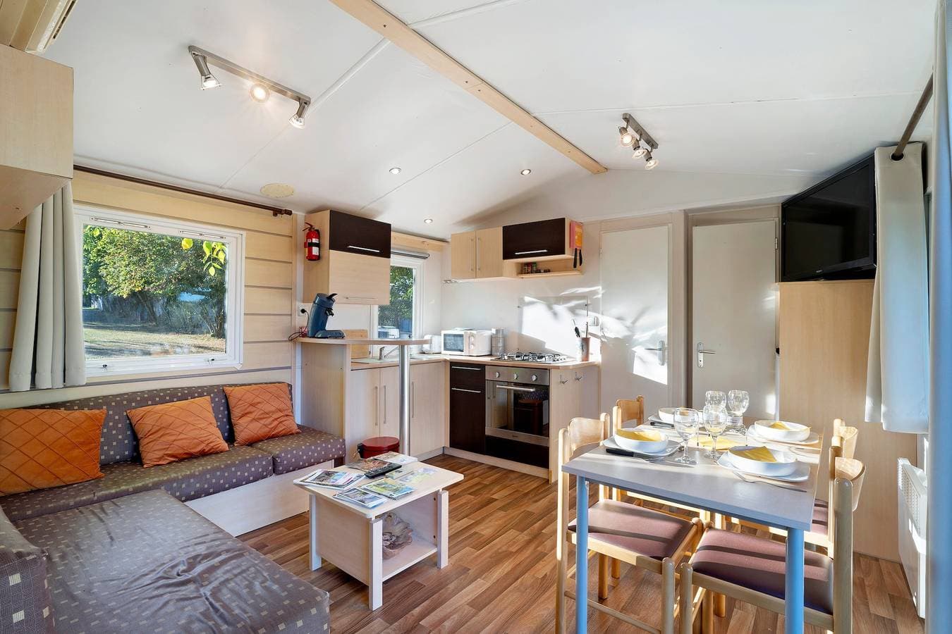 Foto 3 von 24: Mobilheim „Des Autruches“ mit privater Terrasse, WLAN und Klimaanlage