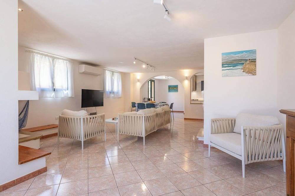 Foto 6 von 30: Just 50 steps from the beach: Vacation Home for 9 Guests & BBQ