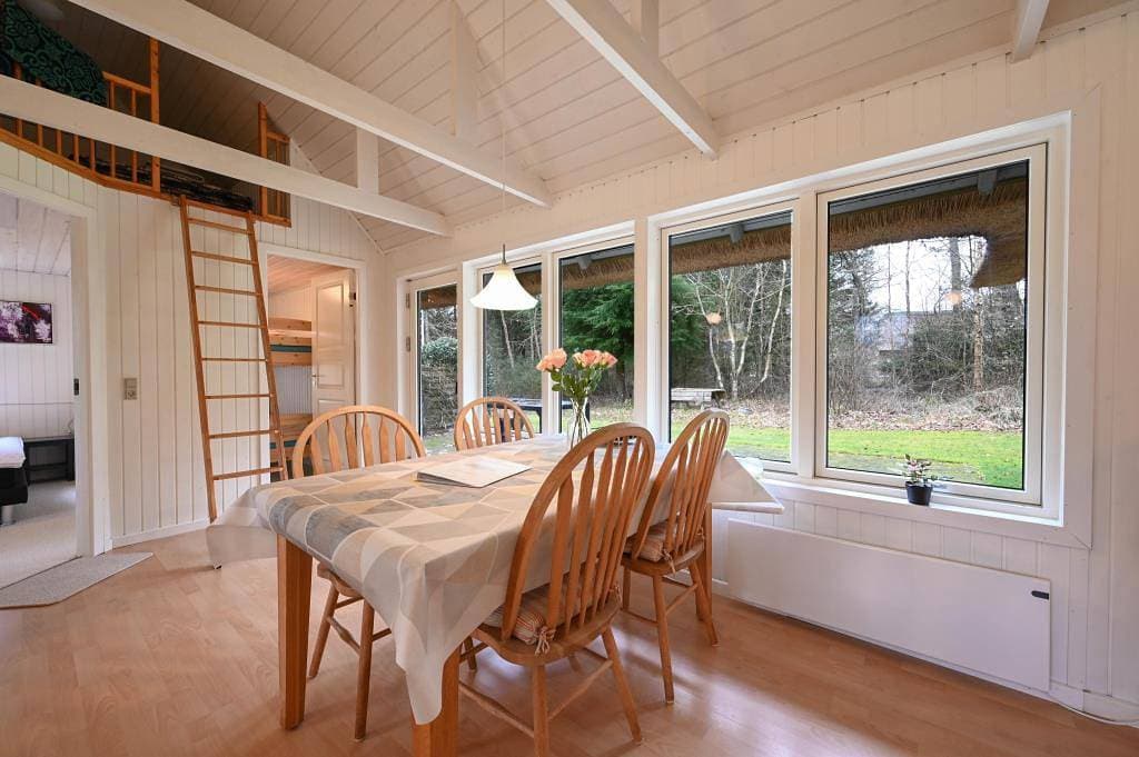 Foto 9 von 15: Gut geschützt liegendes Ferienhaus mit Reetdach und Sauna
