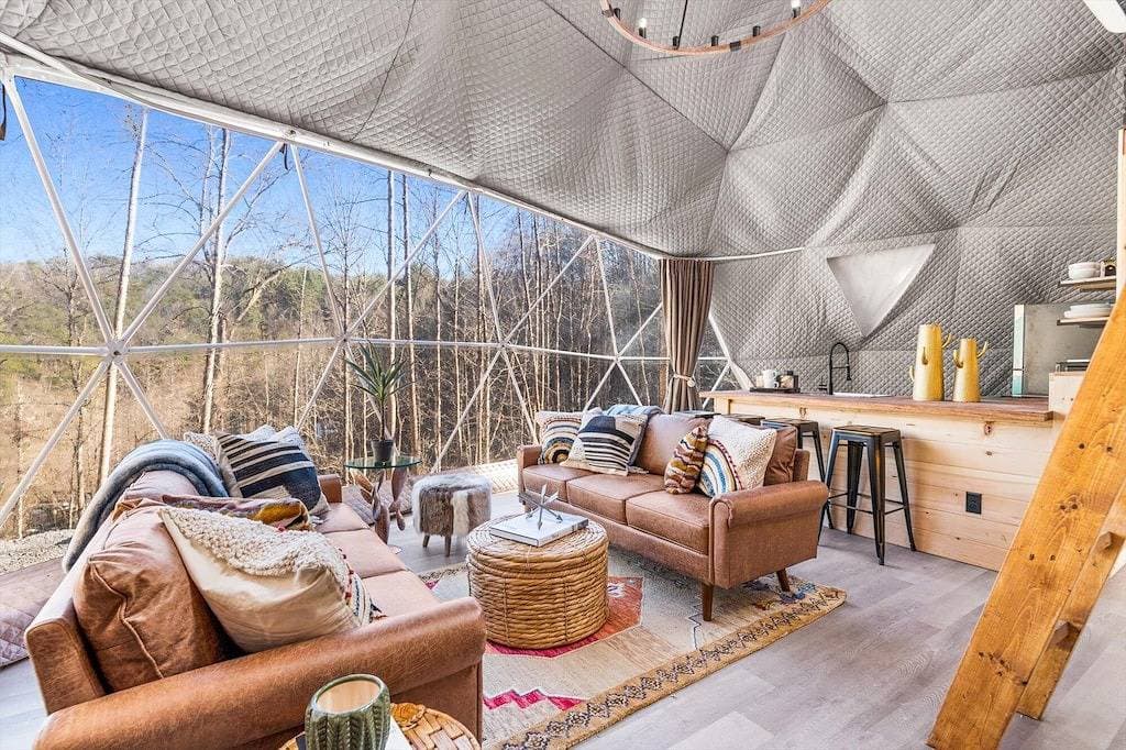 Foto 11 von 49: ➡️🛣️ Further up the Road Large Glamping Dome with Hot Tub, Fire Pit and Grill