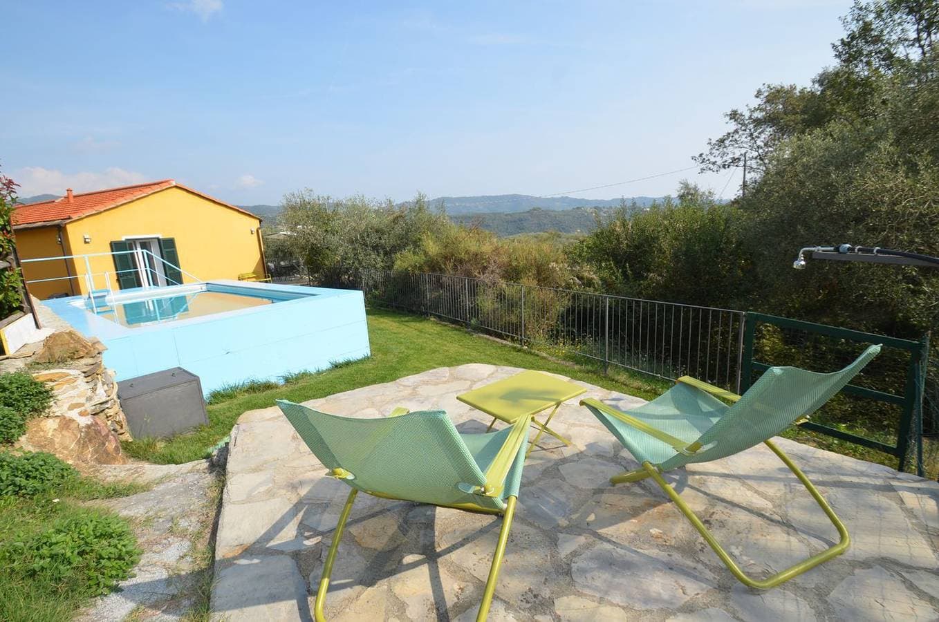 Foto 4 von 28: Alleinstehendes Ferienhaus mit Pool und Garten in Panoramalage